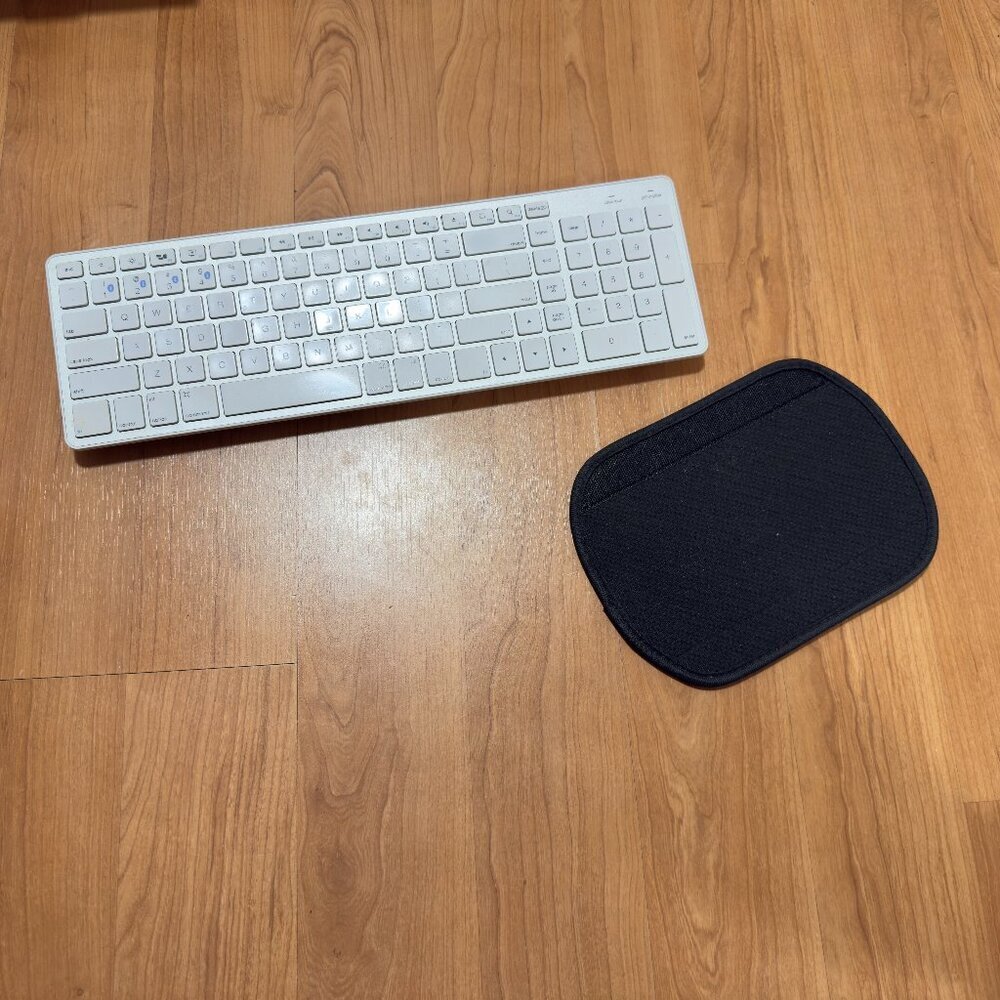 Slim Bluetooth Wireless Smart Keyboard with 4 Device Sync w/mouse pad